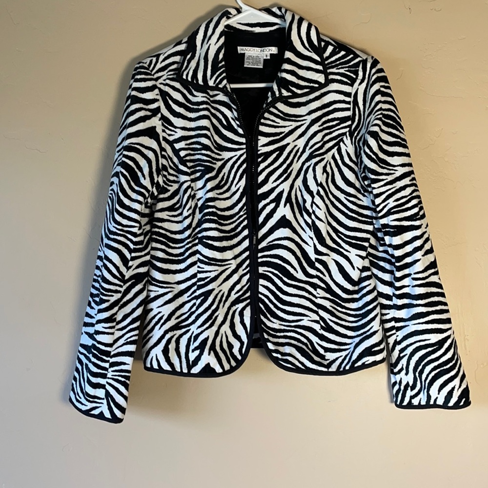 MAGGY LONDON Collared Zip Up Jacket in Size 8.